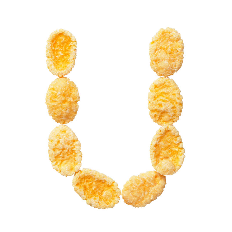 白色背景上的黄色玉米片字母U字母谷物薄片