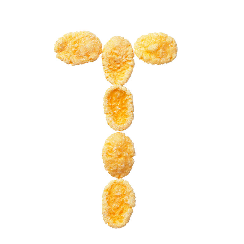 白色背景上的黄色玉米片字母T字母谷物薄片