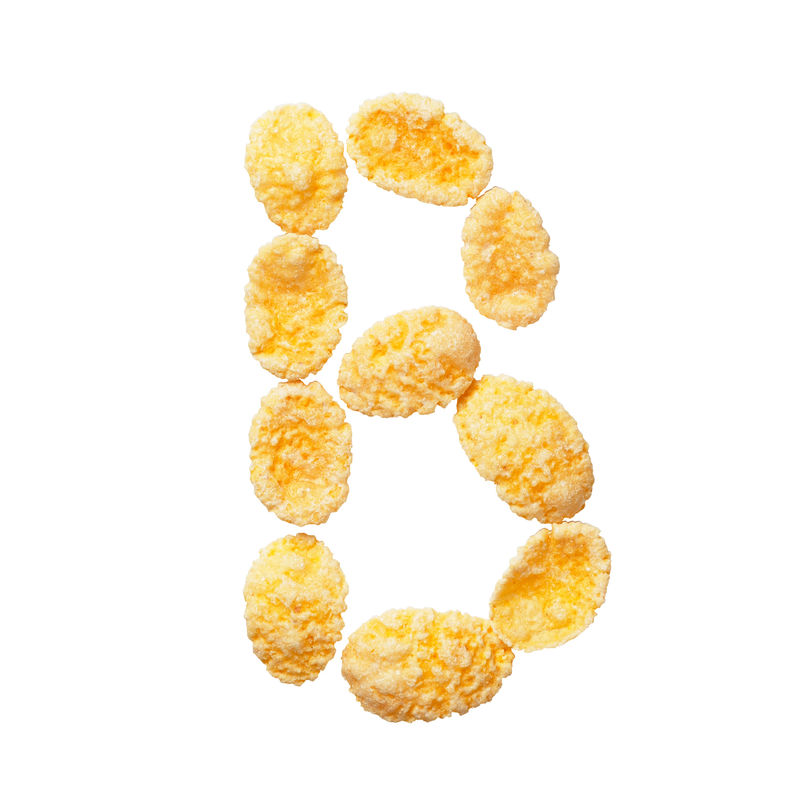 白色背景上的黄色玉米片字母B字母谷物薄片