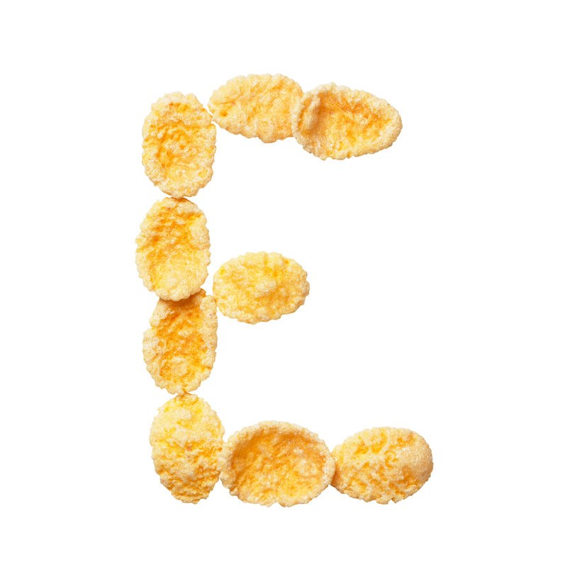 白色背景上的黄色玉米片字母E字母谷物薄片