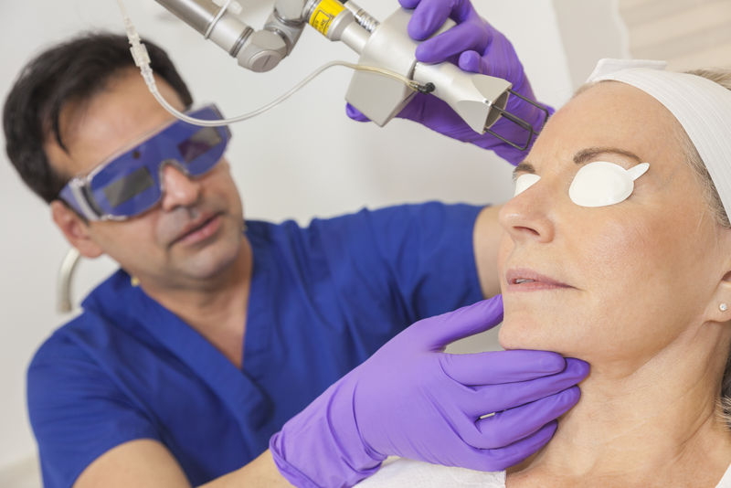 一位整容医生对一位资深女性患者的面部进行部分二氧化碳激光皮肤治疗