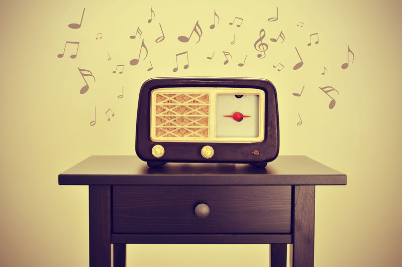 书桌上的古董收音机接收器和音符-具有复古效果
