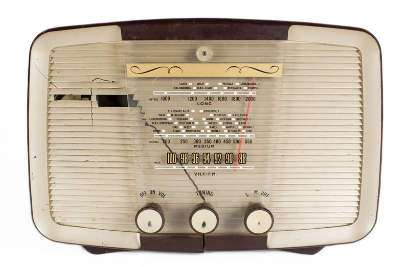 一台老式的白色晶体管收音机