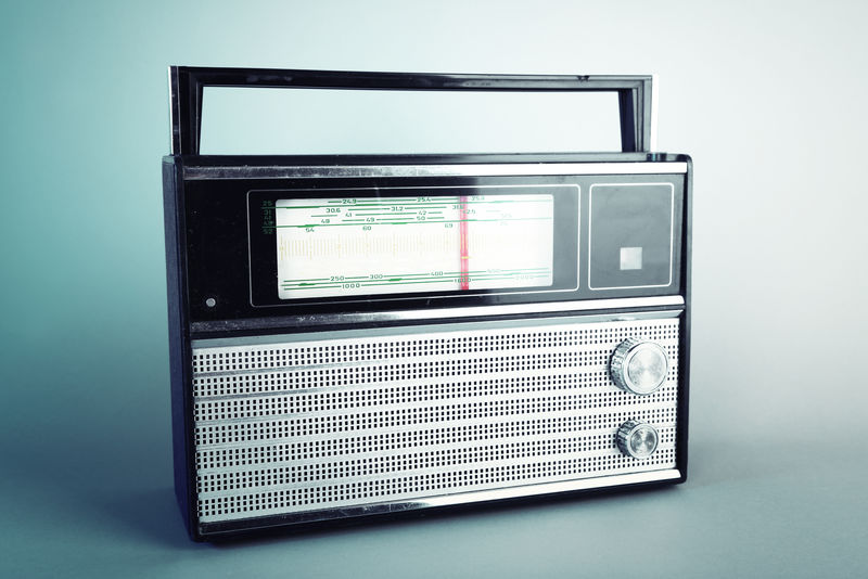 蓝色背景的旧收音机