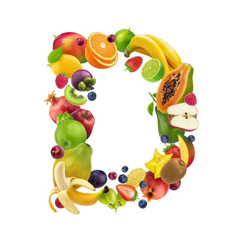 字母D由不同的水果和浆果制成水果字体以白色为背景健康的字母表