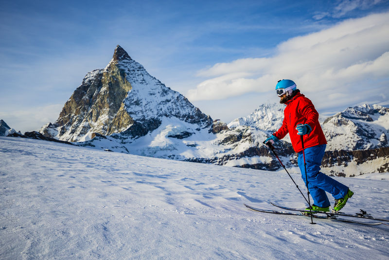 滑雪旅游-滑雪者爬到山顶