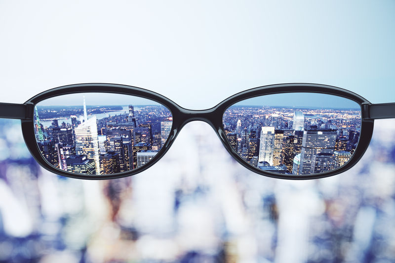 清晰的视觉概念与眼镜和晚上大城市市八