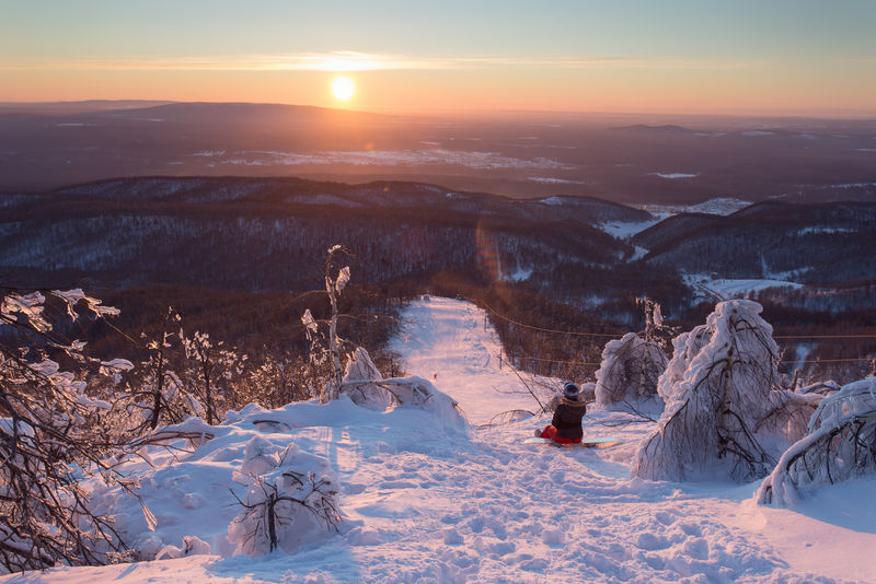 日落时分在山上滑雪