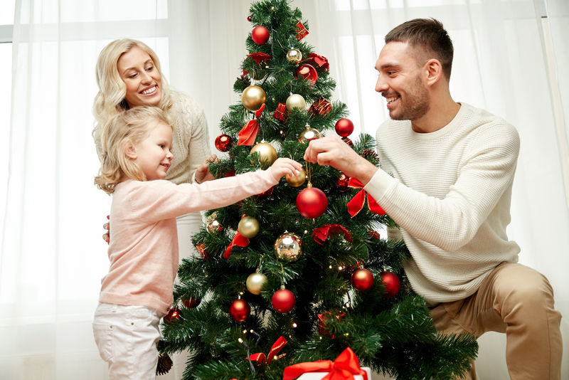 家里圣诞树装饰幸福家庭