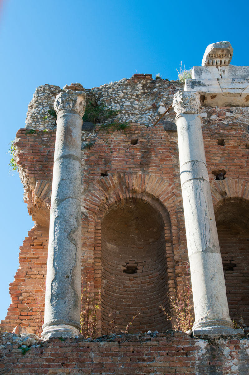 西西里岛陶尔米纳罗马剧院场景中的一些柱子和拱廊的底视图