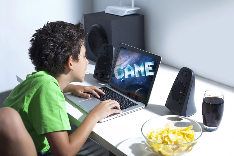 小男孩在电脑上玩游戏