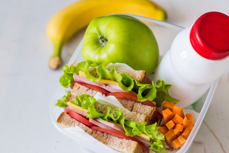 带三明治和水果的午餐盒