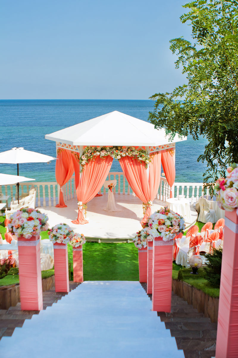 海边粉红色的结婚拱门