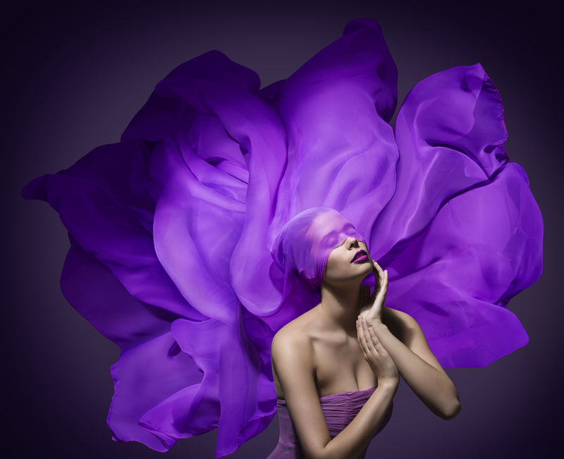 女人美丽的脸丝绸时尚的挥舞紫色的织物