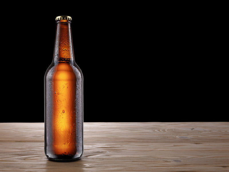 木制桌子模型上的啤酒瓶