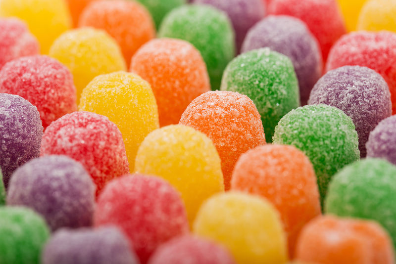 五颜六色的香料滴糖果上面覆盖着糖晶体