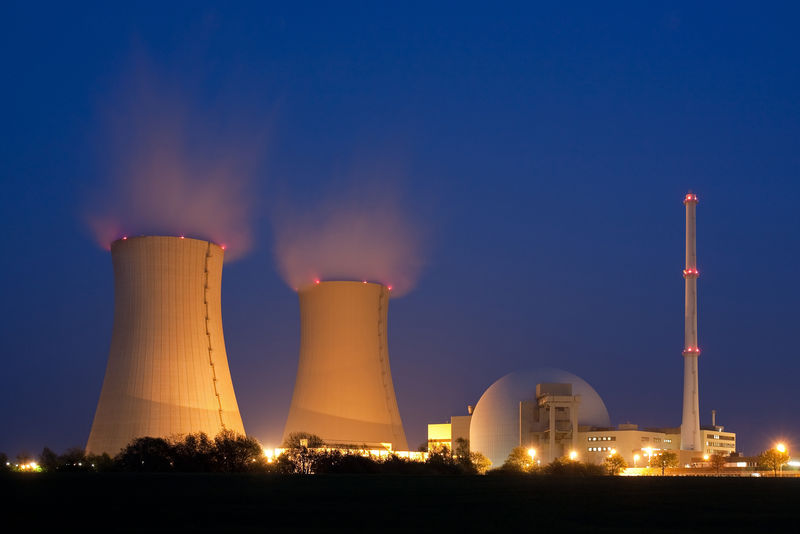 德国下萨克森州哈默恩附近的格罗恩德核电站左边是带水蒸气的冷却塔右边是反应器
