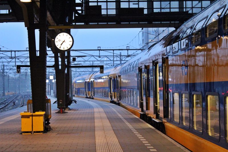 开始新的一天在阿姆斯特丹欧洲乘火车/火车值班？早上好阿姆斯特丹