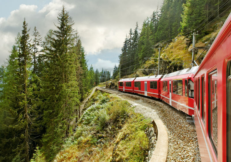 从提拉诺到瑞士的红色火车