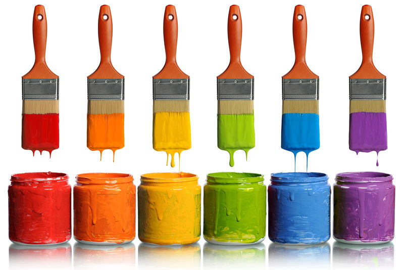 漆刷将各种颜色的油漆滴入容器中