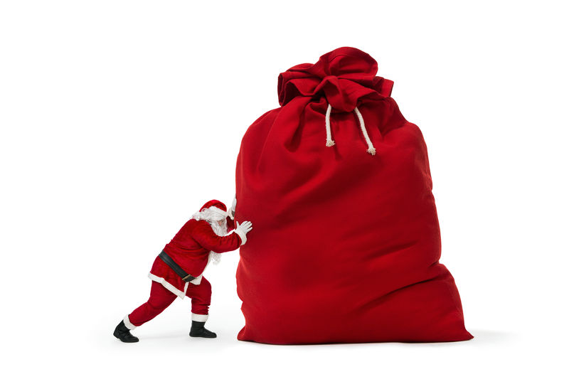 圣诞老人推着一大袋白色背景的礼物的特写镜头