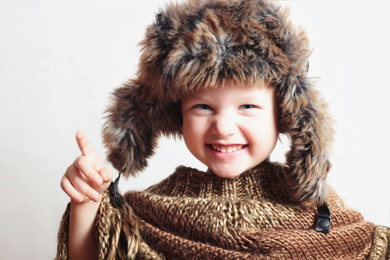 带着皮帽微笑的孩子孩子们休闲的冬天风格时尚的小男孩孩子们的情绪