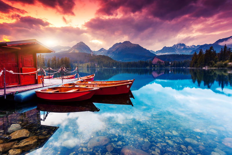 塔特拉国家公园的宁静山湖戏剧性的阴天斯洛伐克欧洲美丽世界