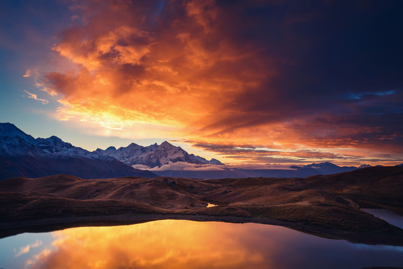 神奇的库尔迪湖乌斯巴山脚下有阴天戏剧性的早晨场景上斯瓦内提梅西亚格鲁吉亚欧洲高加索山脉暖色效果美丽世界