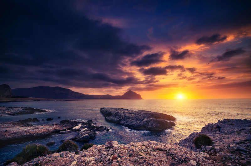 科法诺山自然保护区的奇观戏剧性的早晨场景乌云密布的天空地点：圣维托角西西里岛意大利欧洲地中海和第勒尼安海美丽世界
