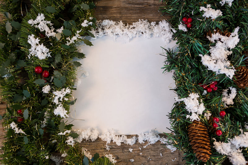 木制木板上的假雪圣诞装饰