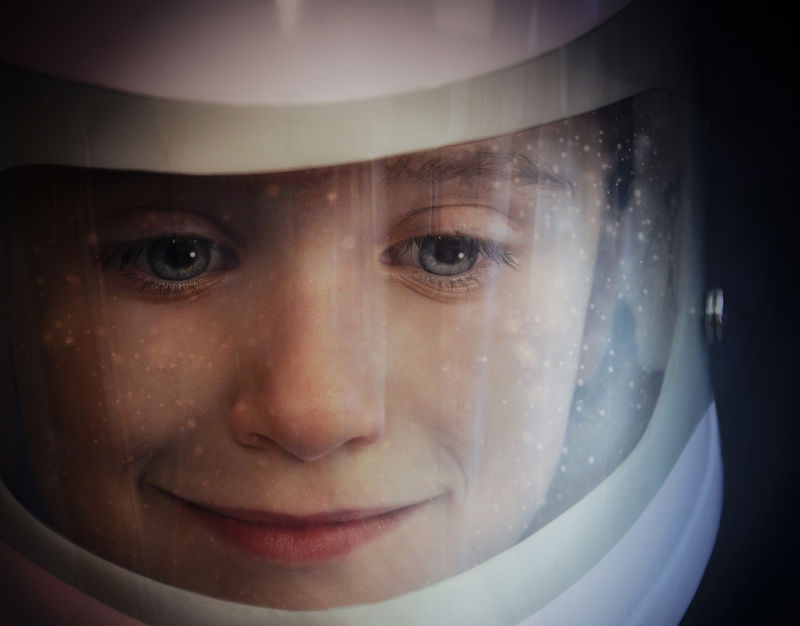 男孩在太空的宇航员的头盔