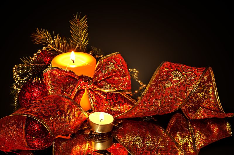 圣诞节背景-装饰品蜡烛和黑杉树枝