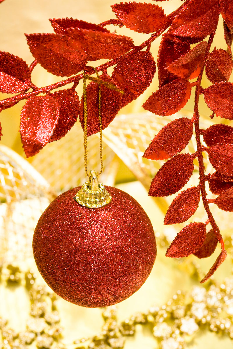 漂亮树上的红色圣诞球