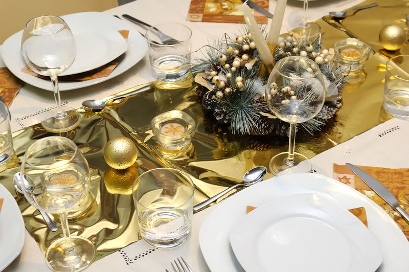 金色圣诞餐桌布置