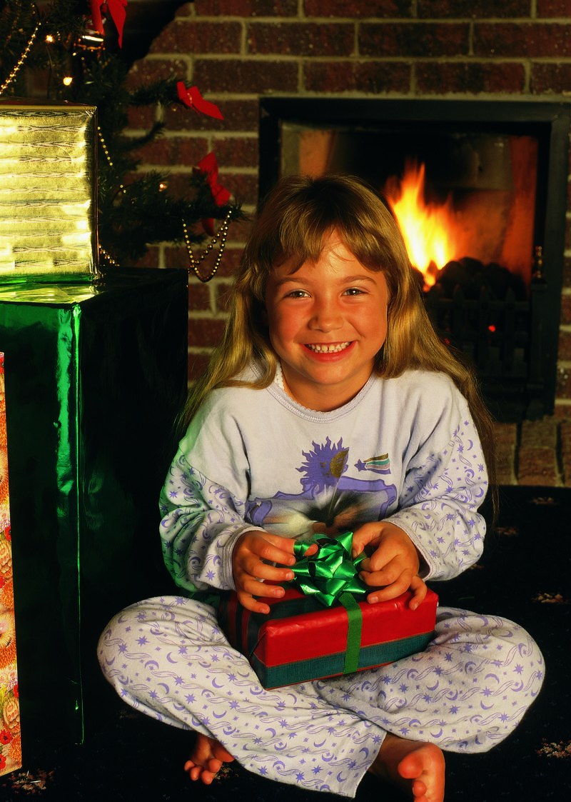 圣诞快乐的孩子带着礼物盒-圣诞节聚会庆典-新年小男孩-节礼日-寒假和假期-圣诞树上的圣诞老人