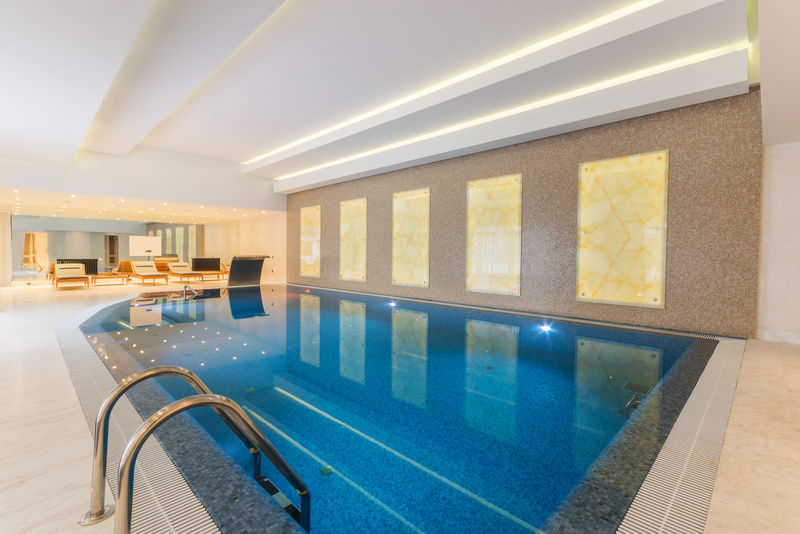酒店水疗中心的现代室内游泳池
