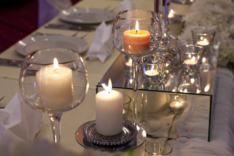 婚礼桌上的蜡烛装饰