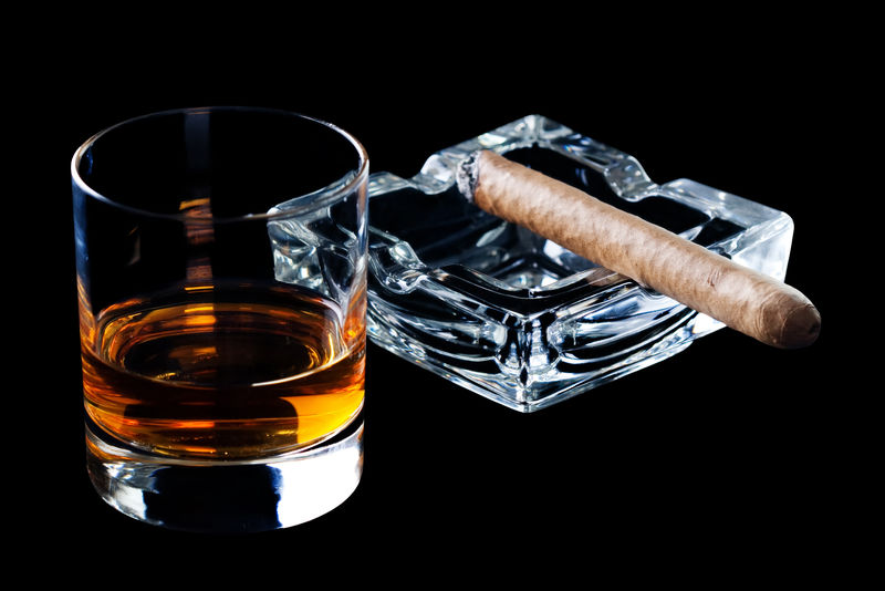 一杯威士忌和雪茄