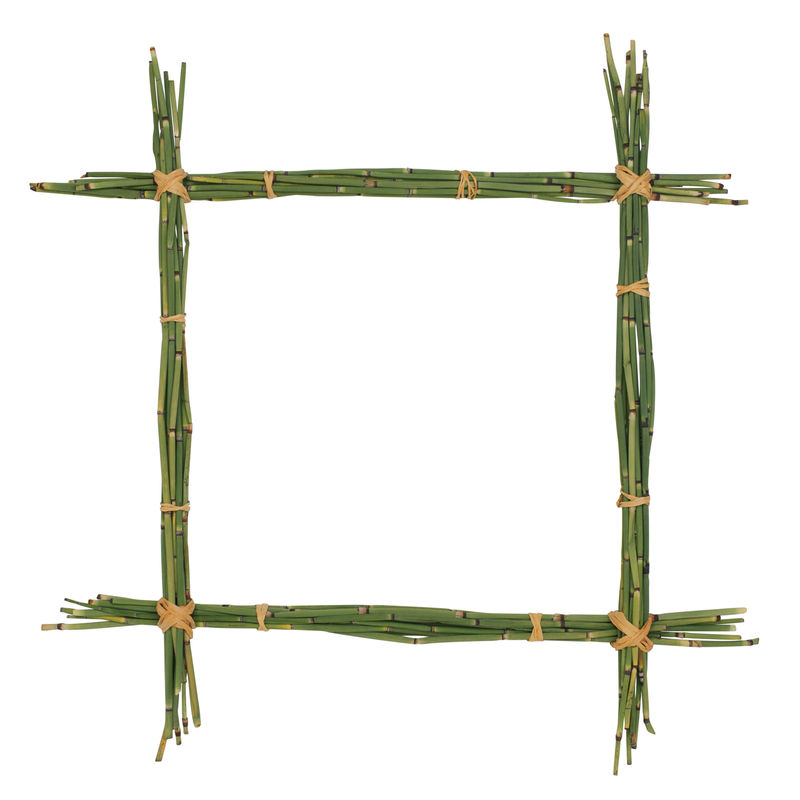 绿竹框-白色背景上用绳子隔开