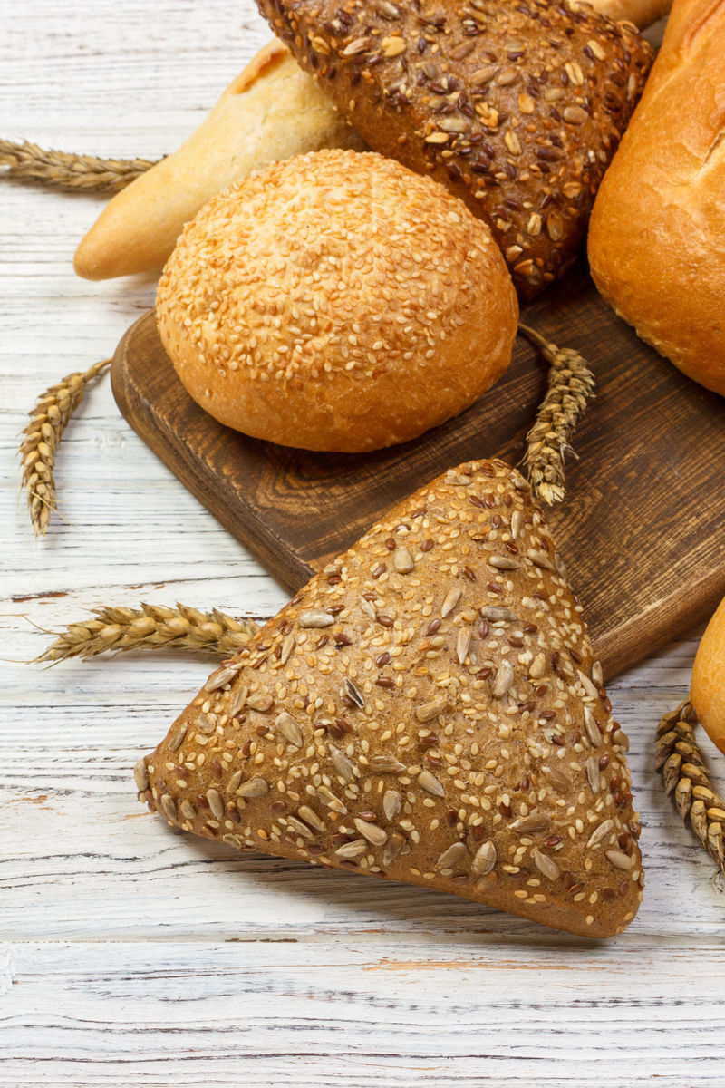 自制木质背景小麦面包