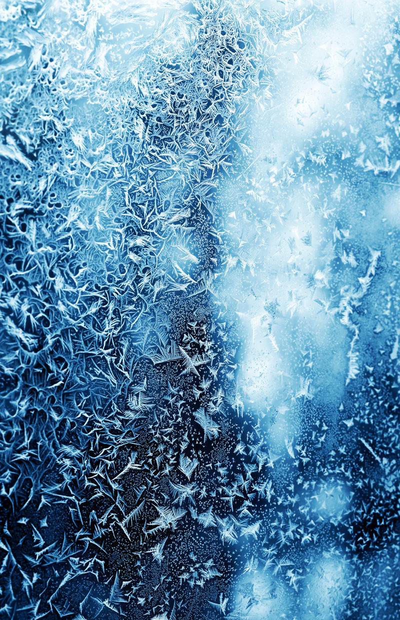 冬季窗玻璃上的霜冻自然图案