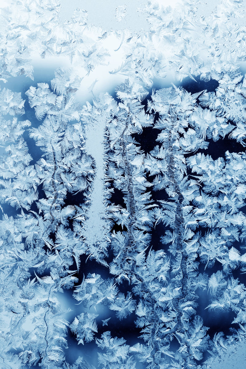 冬季窗玻璃上的霜冻自然图案