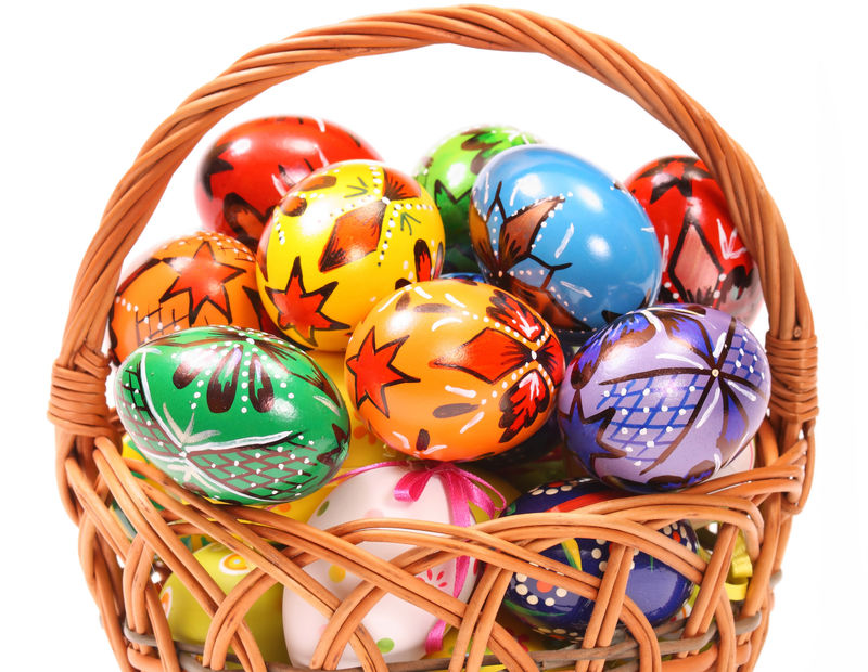几个彩色复活节彩蛋放在柳条篮里