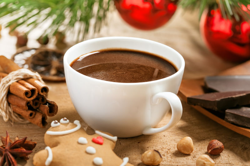 热巧克力配姜饼-圣诞传统饮料