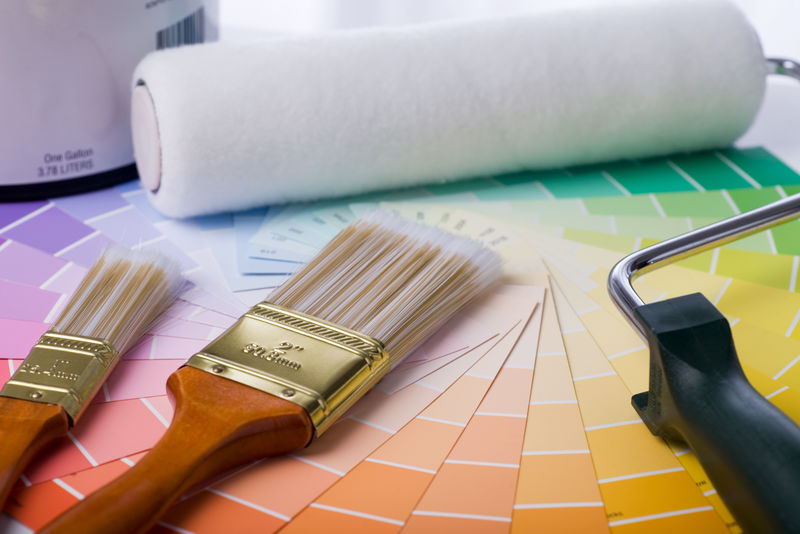 家庭装修-用刷子和各种颜色粉刷墙壁