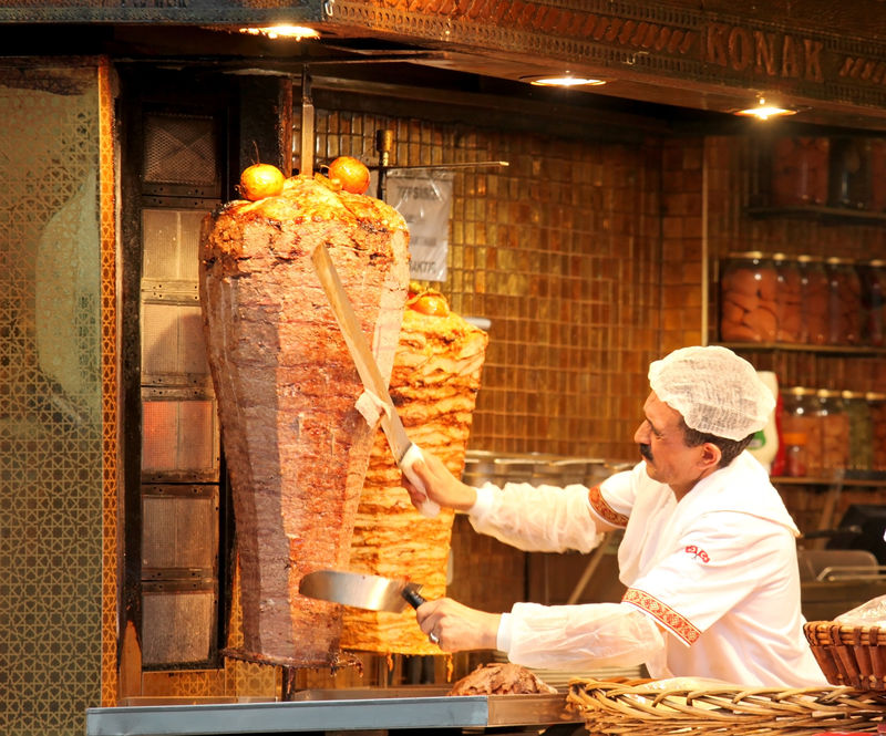 伊布尔-8月11日：未知的人在小自助餐中烹饪和销售传统的烤肉串-2014年8月11日-土耳其伊布尔-伊布尔是世界上第五个最受欢迎的旅游目的地