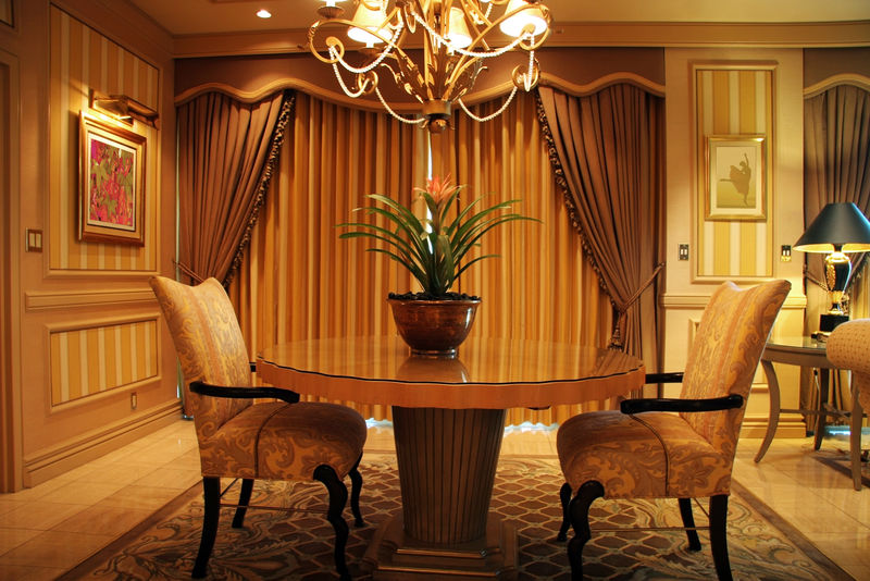 豪华客厅-带桌子和两把椅子