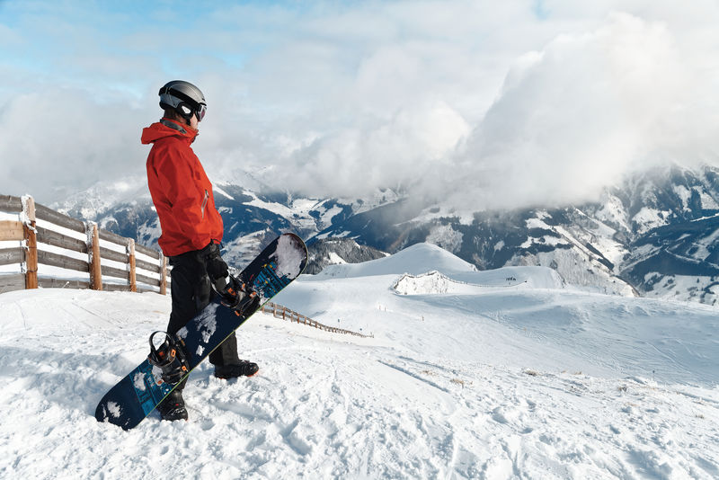 冬季全景山背景下的男性滑雪板