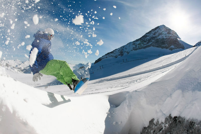 冬季滑雪运动员在雪堆上参加运动的照片