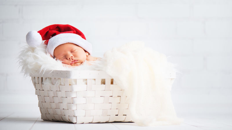 新生儿圣诞帽中的卧铺新生儿